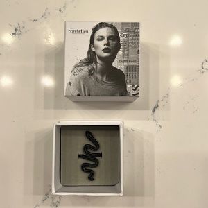 Taylor Swift Black Reputation Snake Ring - mint in box